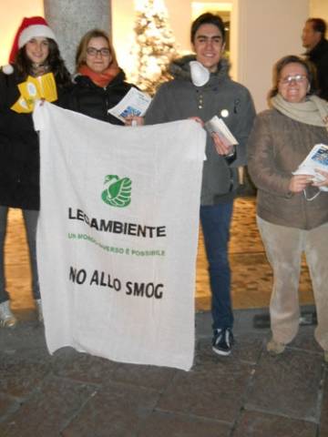 Blitz di Legambiente in centro a Varese (inserita in galleria)