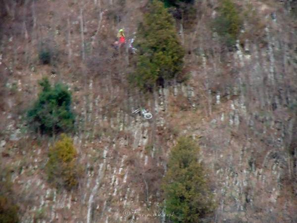 Ciclisti recuperati con l'elicottero (inserita in galleria)