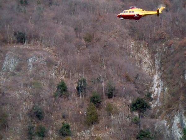Ciclisti recuperati con l'elicottero (inserita in galleria)