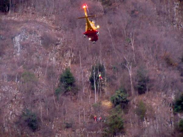 Ciclisti recuperati con l'elicottero (inserita in galleria)