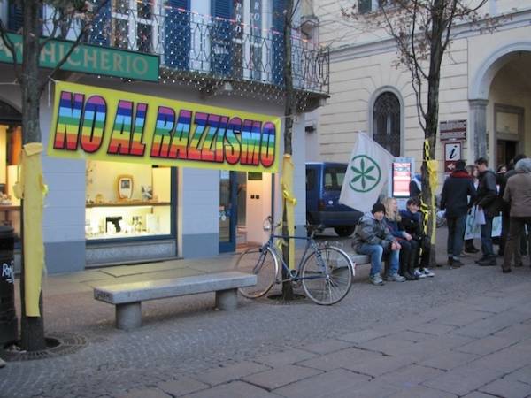 Leghisti e migranti insieme (inserita in galleria)