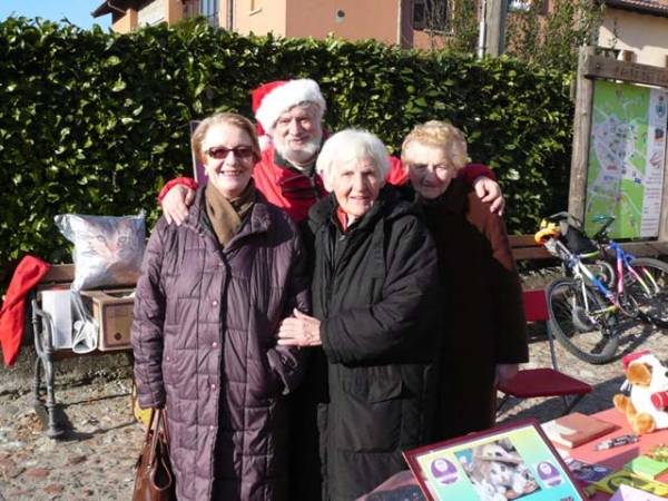 Mercatino della solidarietà a Brinzio (inserita in galleria)