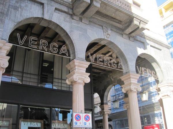 Nuovo e antico tra le vetrine del centro di Varese (inserita in galleria)