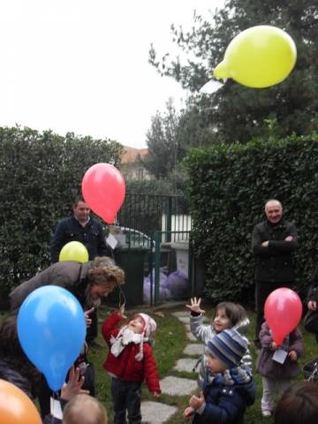 Palloncini in cielo per l'asilo nido (inserita in galleria)