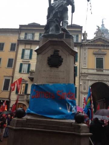 Sindacati in sciopero a Varese (inserita in galleria)