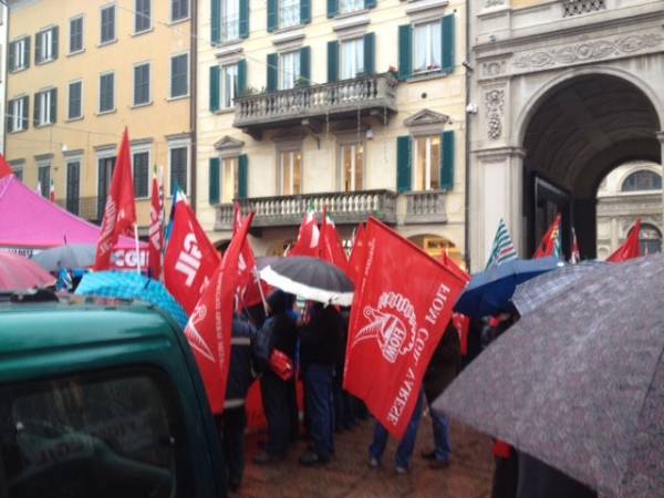 Sindacati in sciopero a Varese (inserita in galleria)