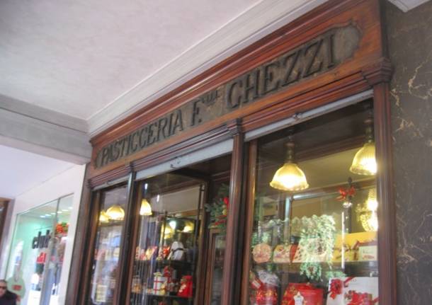 Vetrine storiche: la pasticceria Ghezzi (inserita in galleria)