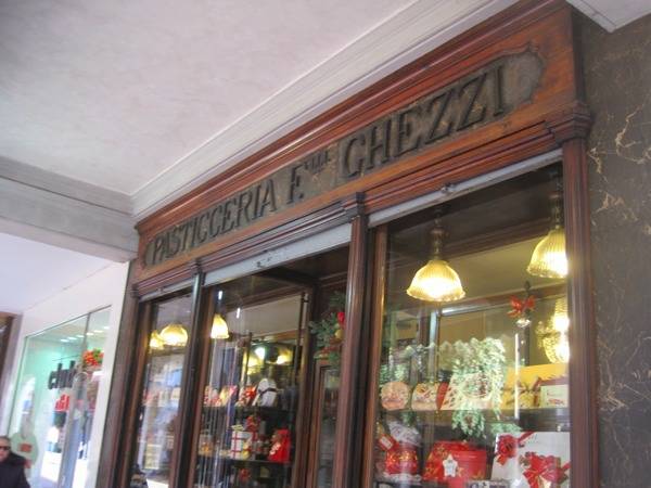 Vetrine storiche: la pasticceria Ghezzi (inserita in galleria)