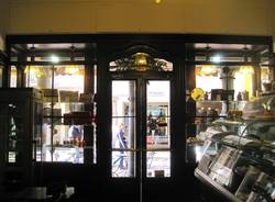 Vetrine storiche: la pasticceria Ghezzi (inserita in galleria)