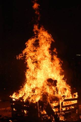 Brucia la Gioeubia a Busto (inserita in galleria)