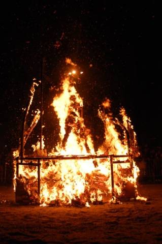Brucia la Gioeubia a Busto (inserita in galleria)