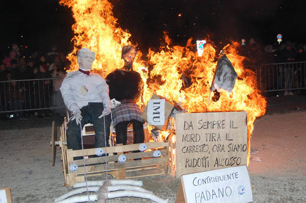 Brucia la Gioeubia a Busto (inserita in galleria)