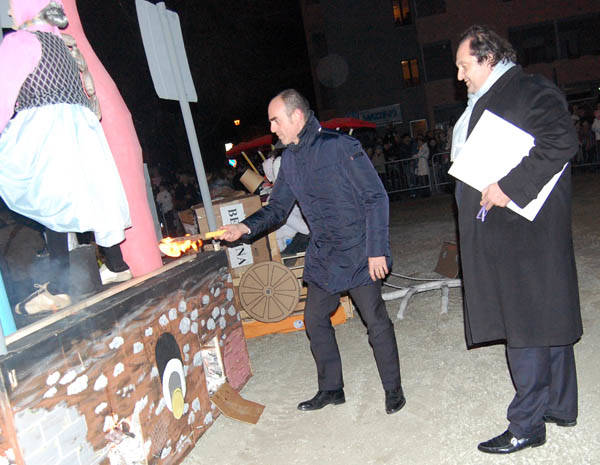 Brucia la Gioeubia a Busto (inserita in galleria)