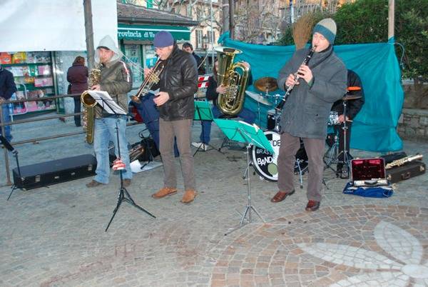 Falò della befana a Laveno (inserita in galleria)