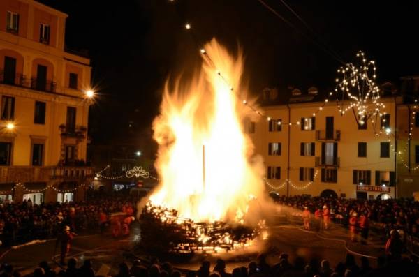 Falò di sant'Antonio/8 (inserita in galleria)