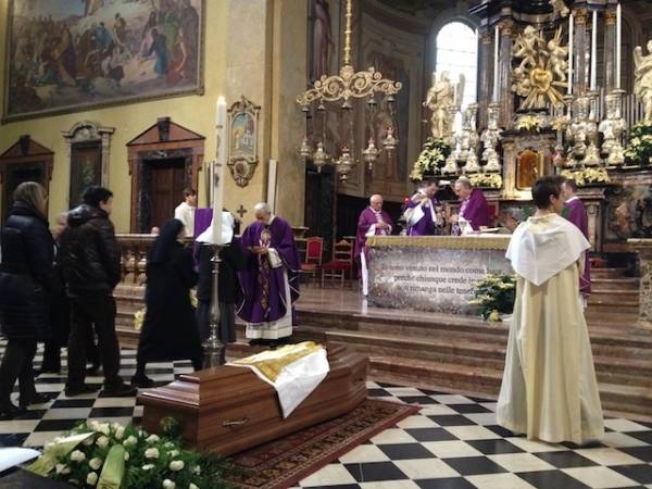 Funerali don Marco (inserita in galleria)