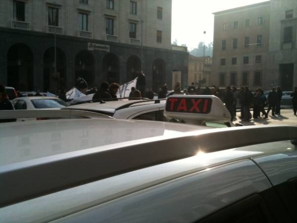 I taxi in piazza a Vaese (inserita in galleria)