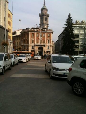 I taxi in piazza a Vaese (inserita in galleria)