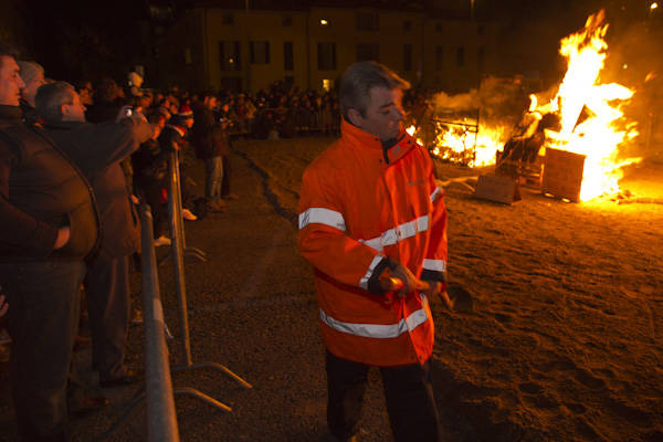 In piazza per bruciare la vecchia (inserita in galleria)