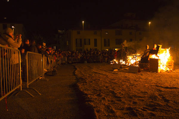 In piazza per bruciare la vecchia (inserita in galleria)