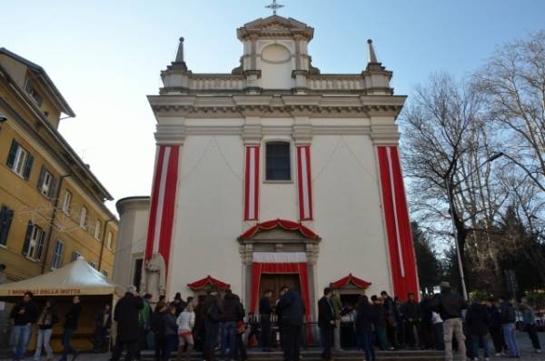 La messa nella chiesa di S.Antonio (inserita in galleria)