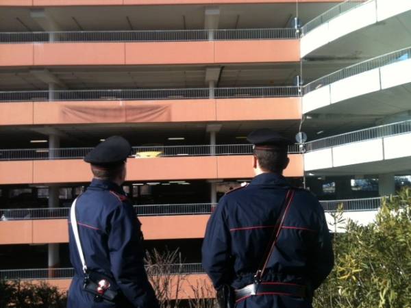 Suicidio al centro commerciale (inserita in galleria)