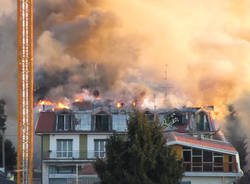 Tetto in fiamme a Cassano Magnago (inserita in galleria)