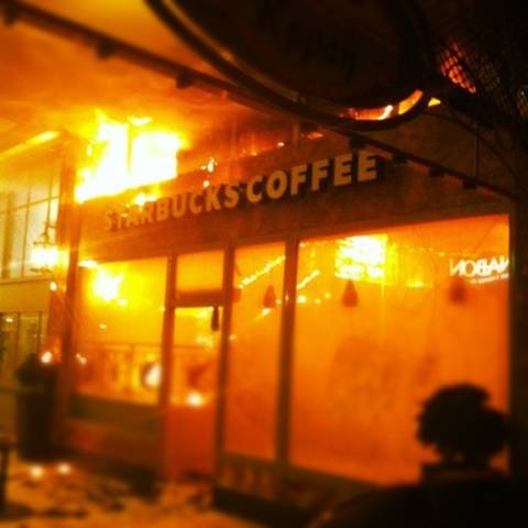 Atene brucia: scontri in grecia contro i tagli (inserita in galleria)