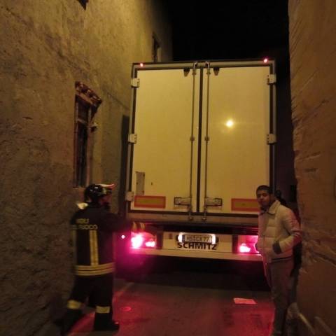 Camion bloccato in via Walder 2 (inserita in galleria)