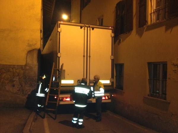 camion bloccato via walder 2012