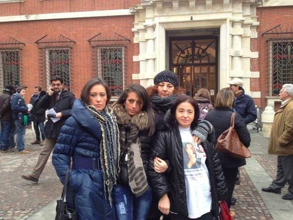 Caso Uva, il presidio davanti al tribunale (inserita in galleria)