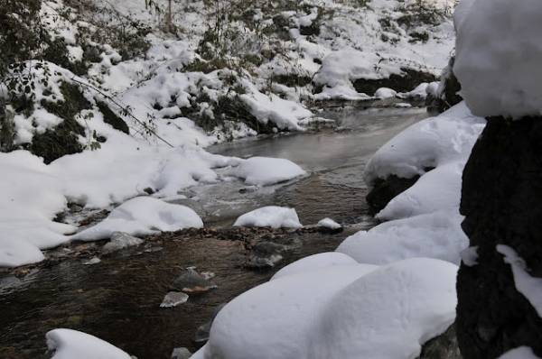 Ghiaccio e neve alla prima cascata di Cittiglio (inserita in galleria)