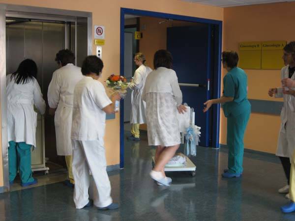 Grande esodo all'ospedale Del Ponte (inserita in galleria)