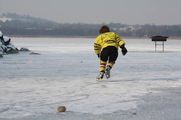 hockey sul lago ghiacciato