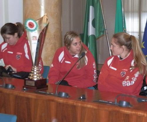 La Yamamay mostra la Coppa Italia in Provincia (inserita in galleria)