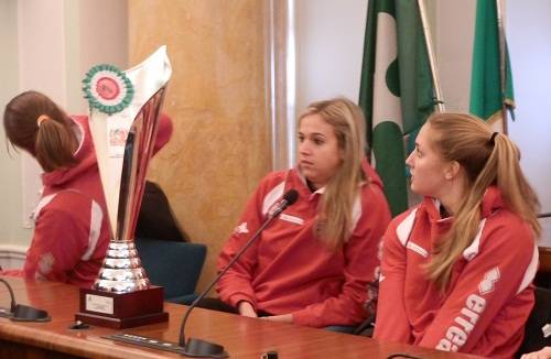 La Yamamay mostra la Coppa Italia in Provincia (inserita in galleria)