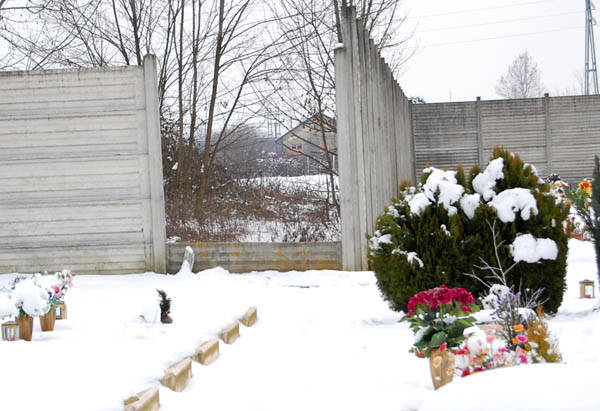 Ladri di rame scoperchiano un cimitero (inserita in galleria)