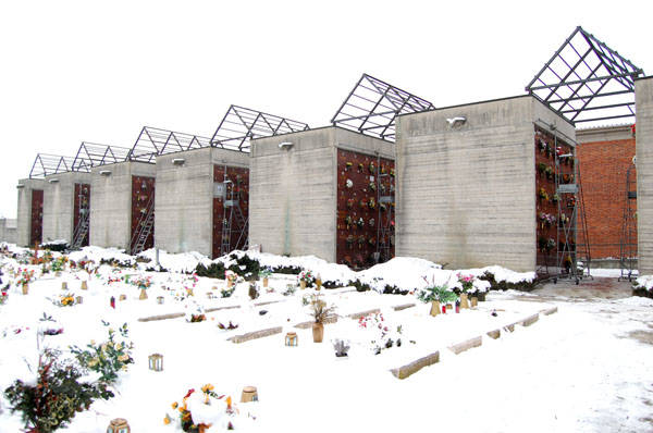 Ladri di rame scoperchiano un cimitero (inserita in galleria)