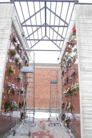 Ladri di rame scoperchiano un cimitero (inserita in galleria)