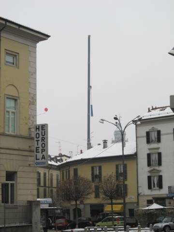 Mega gru in Piazza Carducci  (inserita in galleria)