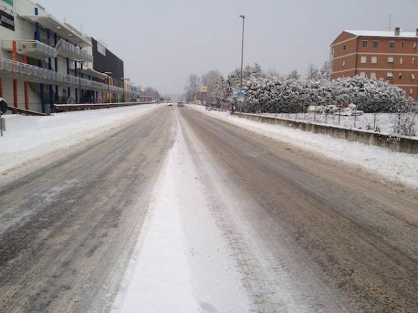 Neve e ghiaccio sulla Varesina (inserita in galleria)