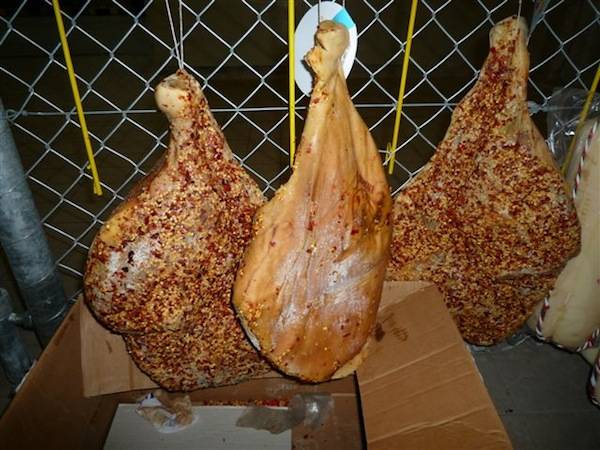 Salami e salsicce di contrabbando (inserita in galleria)