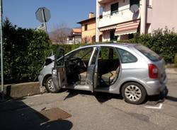 Auto si ribalta in via Cantoreggio (inserita in galleria)