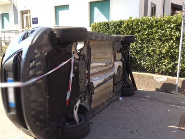 Auto si ribalta in via Cantoreggio (inserita in galleria)
