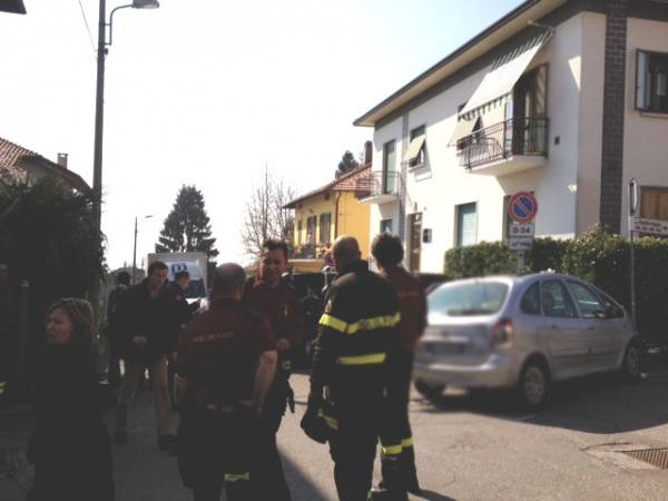 Auto si ribalta in via Cantoreggio (inserita in galleria)