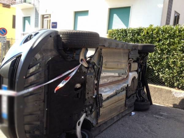 Auto si ribalta in via Cantoreggio (inserita in galleria)