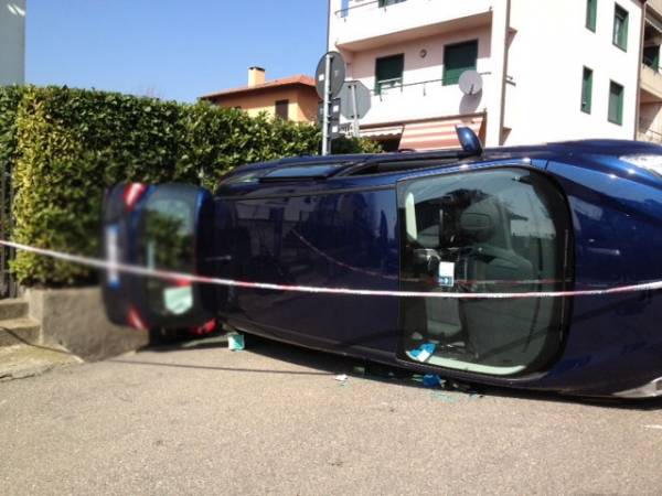 Auto si ribalta in via Cantoreggio (inserita in galleria)