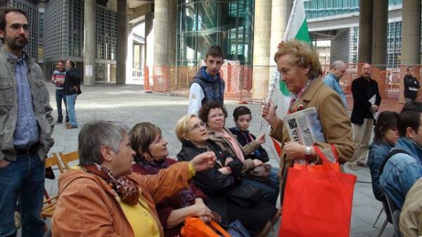 "Formigoni libera la sedia". Sit in a Milano (inserita in galleria)