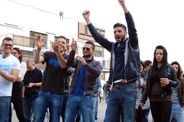 Giovani ballano contro la violenza (inserita in galleria)