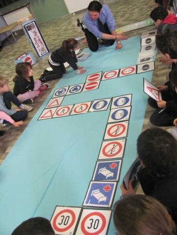 Il vigile Ciro tra i bambini (inserita in galleria)